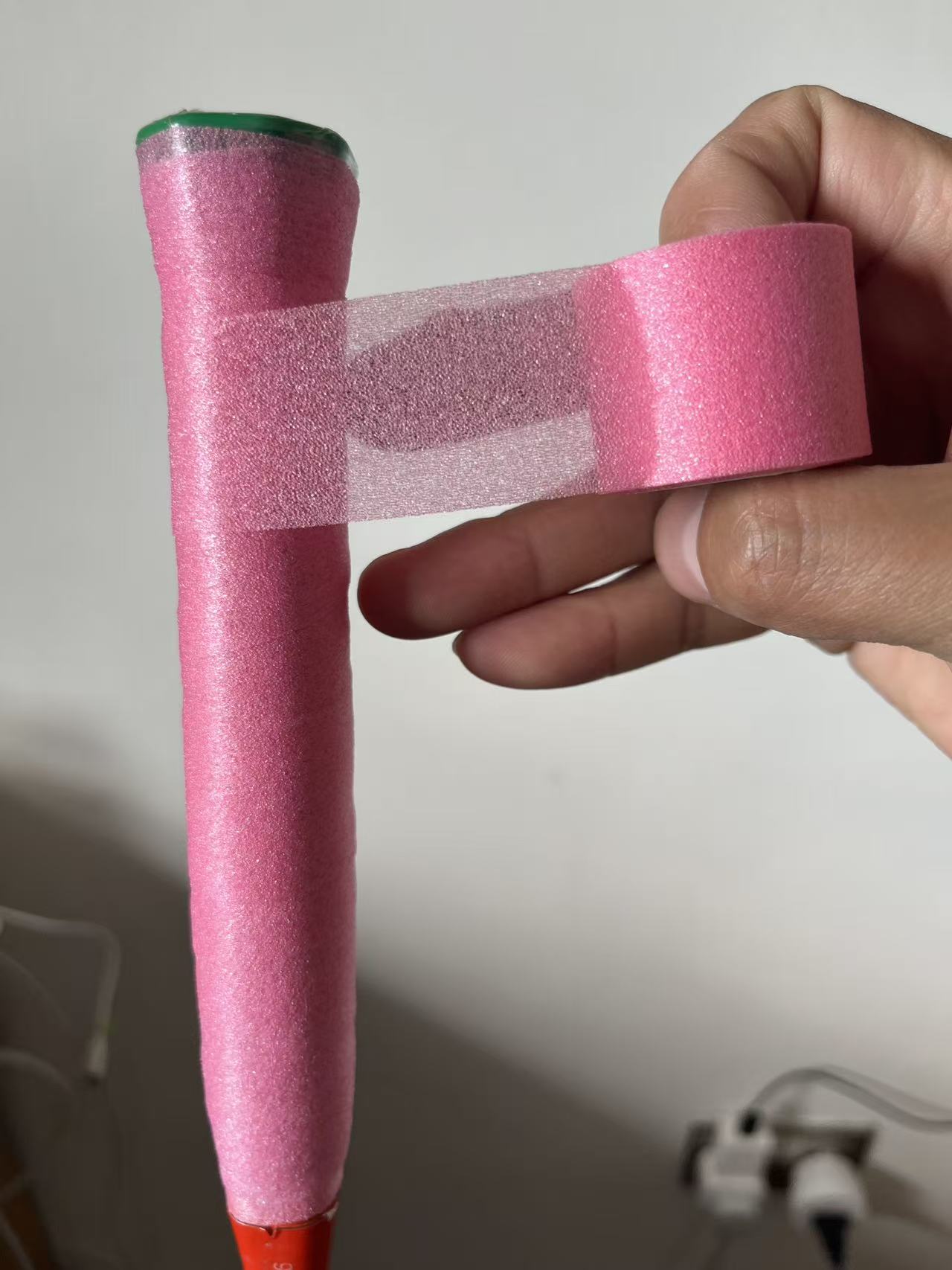 Shock-absorbing thin layer of sponge on badminton racket handle