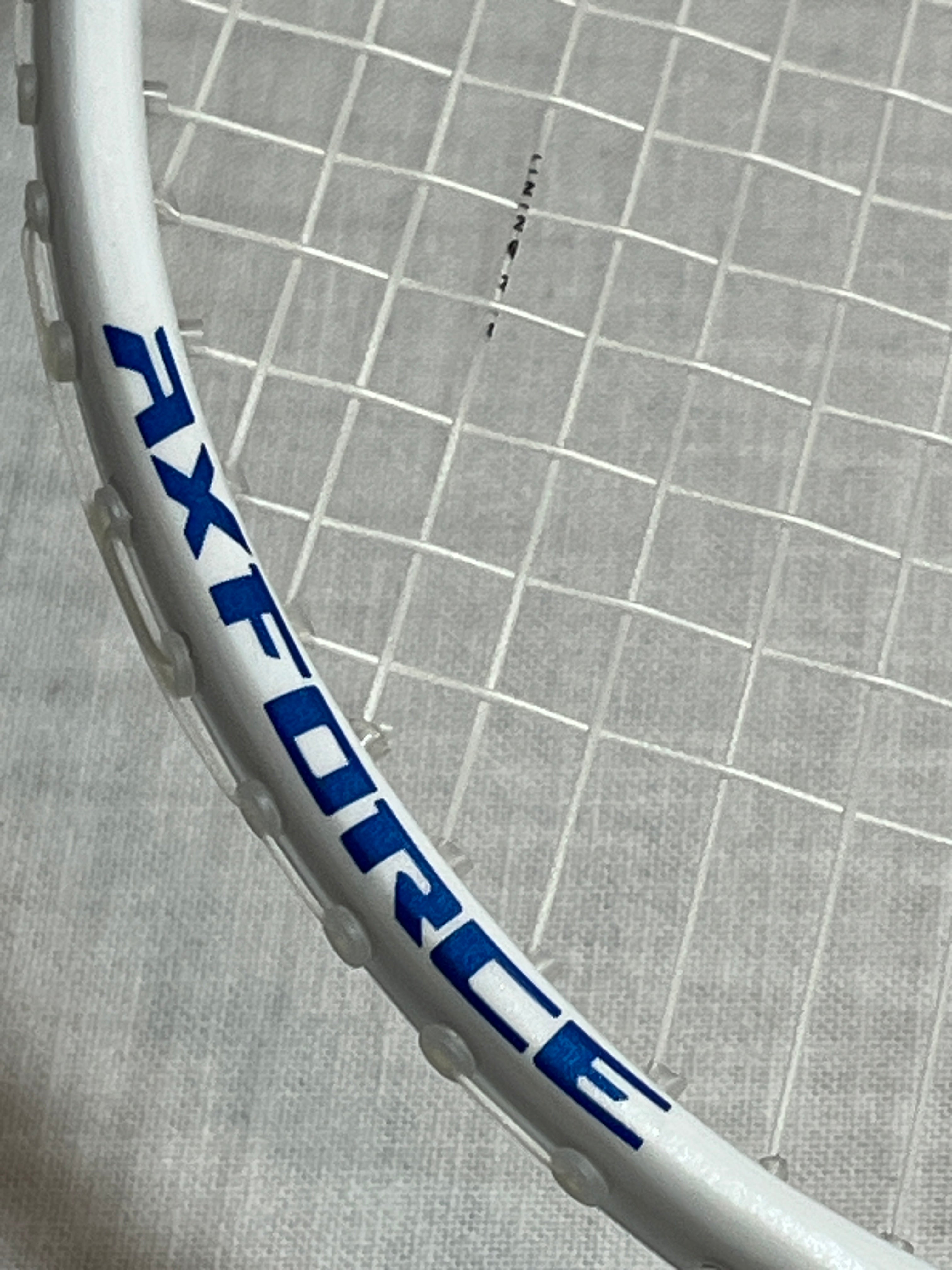 LINIGN usedAXFORCE 9 badminton racket strung 22lbs( white)