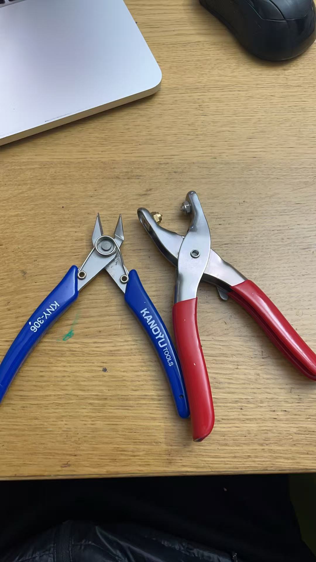 Racket stringing tools