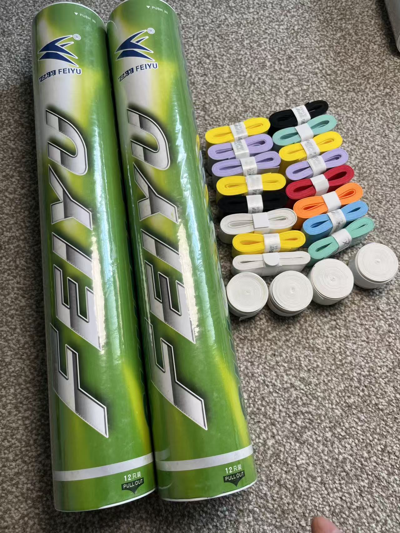 Two buckets of duck feather shuttlecocks + 20 grips