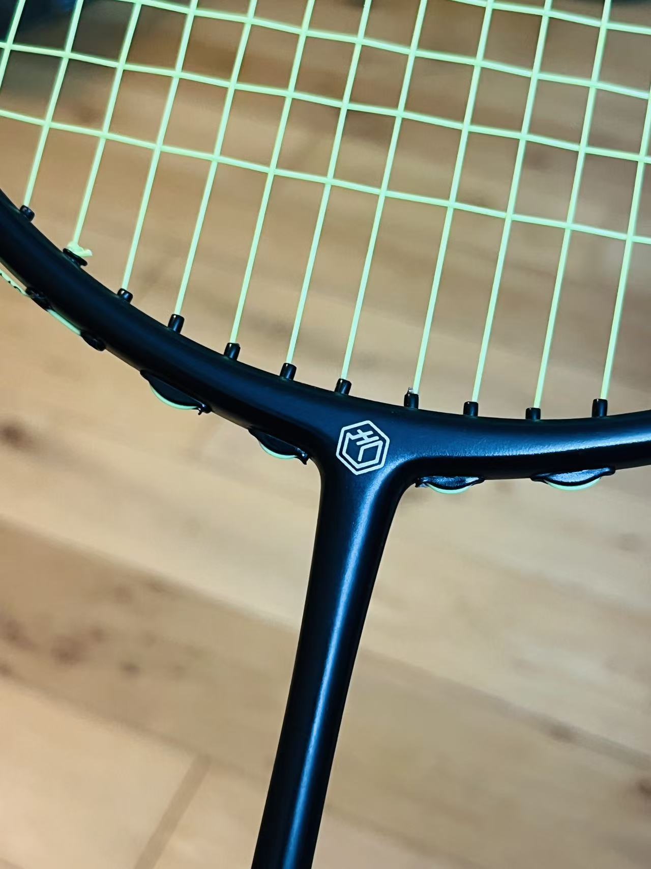 Pure carbon fiber black badminton racket 6U strung 24 lbs