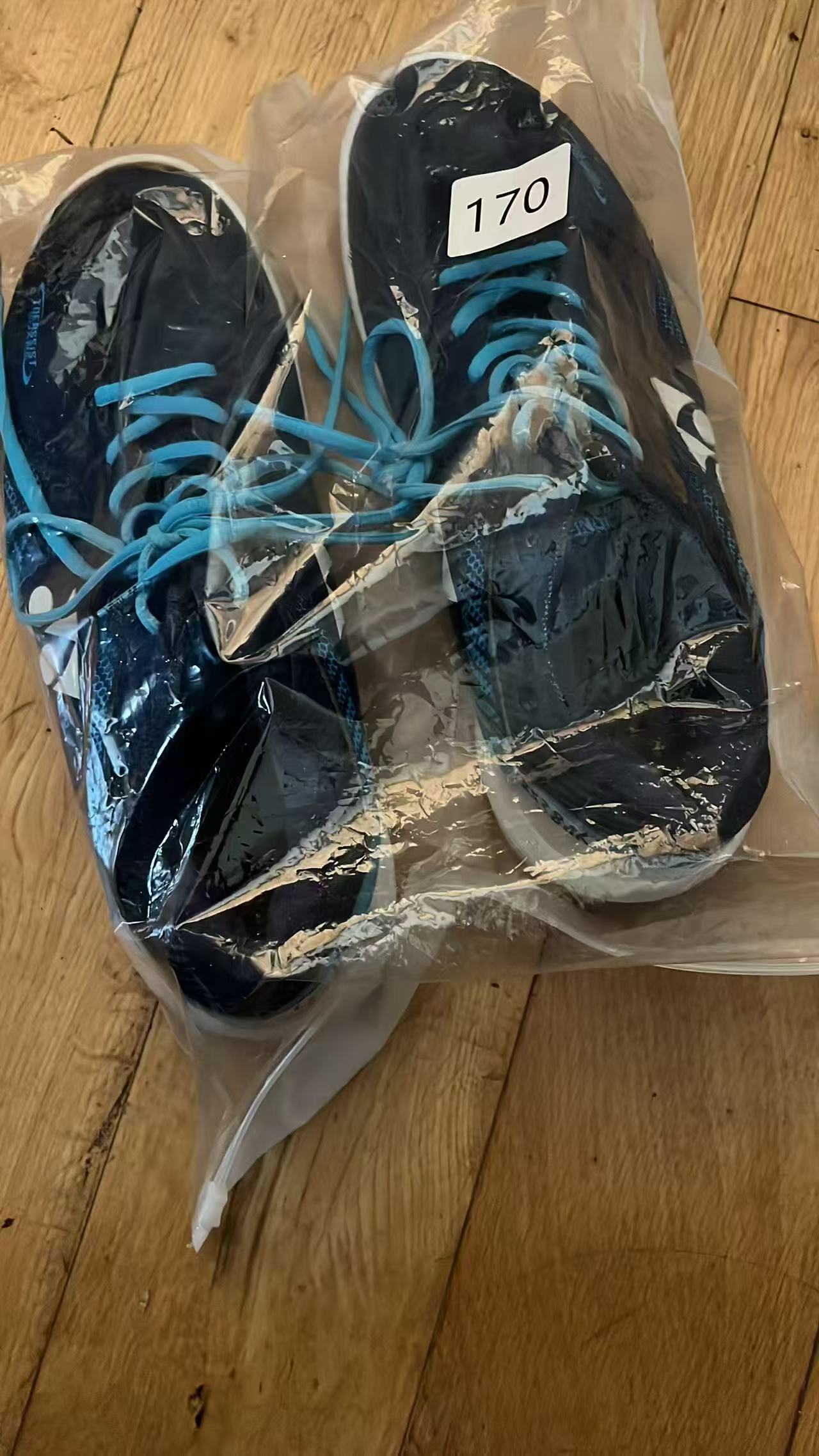 Selling badminton goods to us(Chat on whatsapp:07518458436)