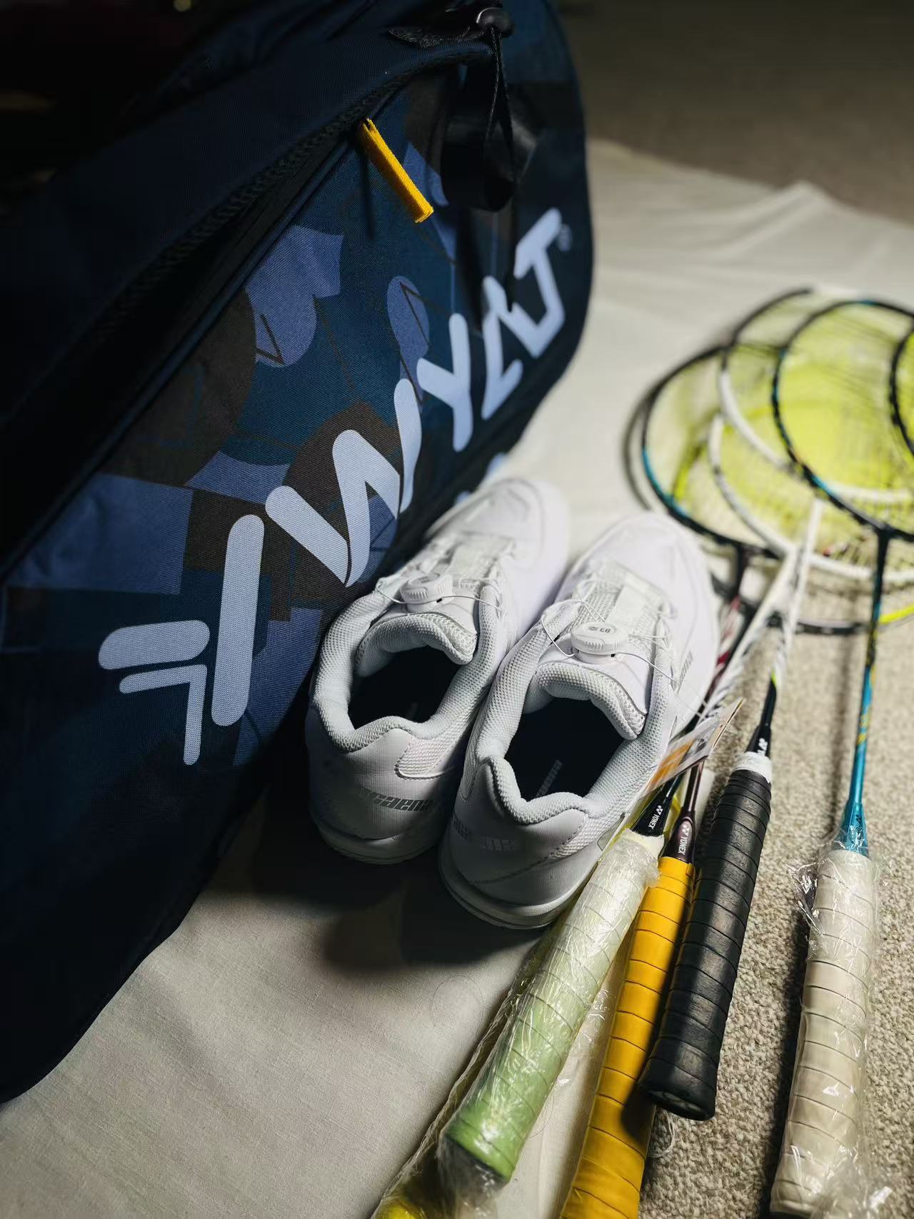 WYAT brand new badminton bag (Suitable for 6-8 racket capacity)