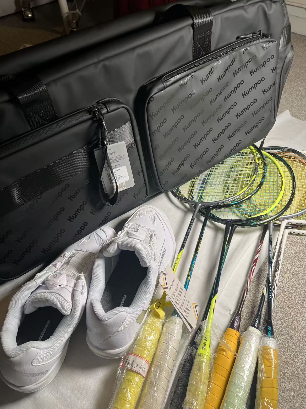 New leather Kumpoo badminton racket (Suitable for 8-10 racket capacity)