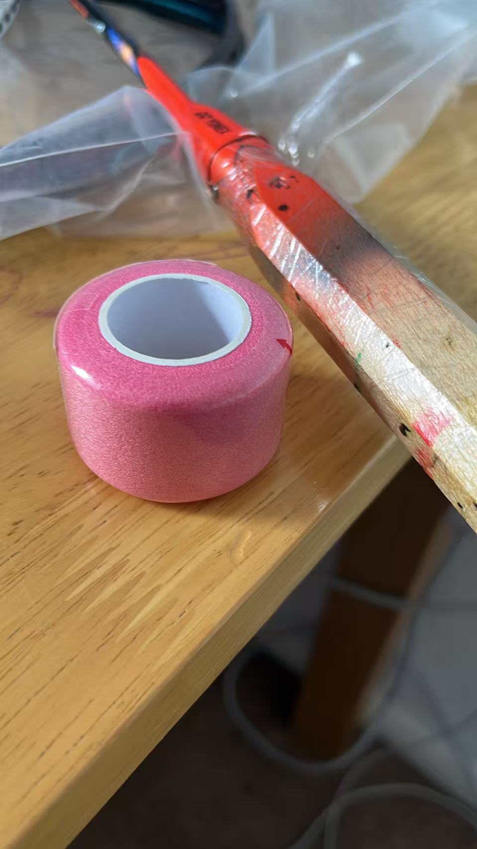 Shock-absorbing thin layer of sponge on badminton racket handle